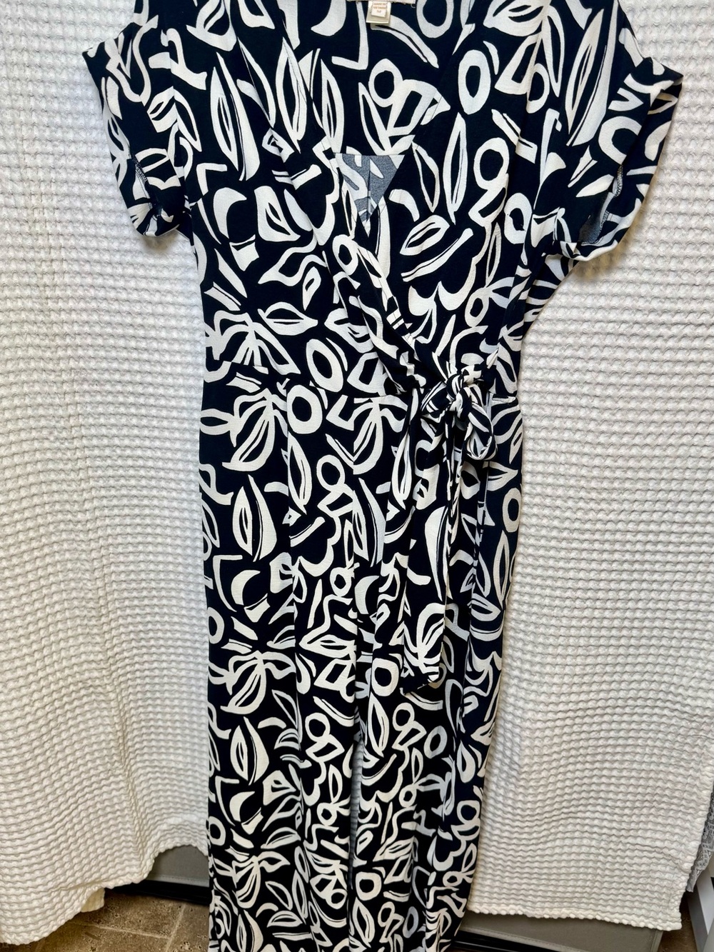 Monteau LA Abstract Wrap Wide Leg Jumpsuit with Pockets. Size Medium